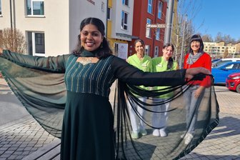 Aus dem Sari in den Pflegekittel: Wie eine Inderin ins Vogtland kam - Christina Pankras bringt mit ihrem Tanz in die K & S Seniorenresidenz einen Hauch von Bollywood. Seit 2025 gehört die Pflegefachkraft ins Team von Heimleiterin Anke Bausdorf (hinten rechts mit den Pflegerinnen Mounira Amri und Miriam Schröder).