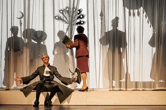 Aus dem Schatten: Märchenhafte Mozart-Premiere an der Oper Chemnitz - Thomas Kiechle als Belmonte und Sylvia Schramm-Heilfort als Erzählerin in der neu inszenierten "Entführung aus dem Serail" an der Oper Chemnitz.