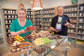Aus dem Schwabenland nach Bad Elster: Paar verliebt sich in die Kurstadt und eröffnet Geschäft mit Tee und Süßem - Ute und Olaf Otto haben am Badeplatz den Confiserie- und Teeshop „Süßes Souvenir“ eröffnet.