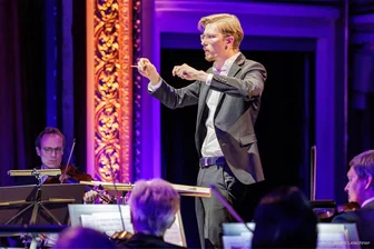 Aus den Flitterwochen ans Zwickauer Dirigentenpult: Paul Taubitz ist der neue 1. Kapellmeister am Theater - Vom Neckar an die Mulde: Paul Taubitz dirigiert das Orchester des Theaters Plauen-Zwickau.