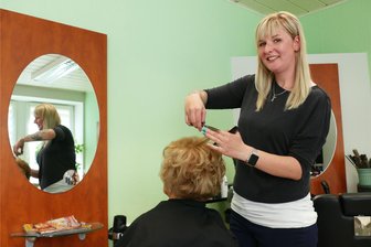Aus der Babypause ins berufliche Glück: Gelenauer Friseurin beweist in Chemnitz Mut - Für Franziska Günther war es schon immer ein Traum, ihren eigenen Friseursalon zu eröffnen.