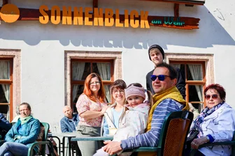 Aus der Fischerschänke wird der Sonnenblick - neues Café in Sachsenburg lockt hunderte Besucher an: „Das ist ein magischer Ort“ - Liane Rickert (3. von links) betreibt das Café "Sonnenblick am Wehr". Zu den ersten Gästen gehört Familie Zimmermann.