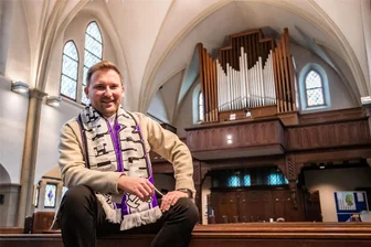 Aus der Großstadt ins Erzgebirge: „Ich habe Bock auf diese Pfarrei“ - Przemek Kostorz ist auch schon im ZDF-TV-Gottesdienst und im Hörfunk aufgetreten. „Damit können wir nach außen wirken und Statements setzen. Zeigen, dass Glauben nicht von vorgestern ist, sondern eine aktuelle Sache sein und Spaß machen kann“, sagt der Pfarrer. Den Aue-Schal bekam er als Geschenk zu seinem Start im Erzgebirge.
