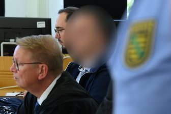 Aus der Haft zur Silberhochzeit: Haftbefehl gegen bestechlichen Chemnitzer Bauleiter aufgehoben - Als Bauleiter einer Projektgesellschaft soll Peter Hinze* bei der Vergabe von Aufträgen an Subunternehmen über Jahre Bestechungsgelder in Millionenhöhe kassiert haben. Sein Verteidiger Axel Schweppe (links) setzte sich für die Außerkraftsetzung seines Haftbefehls ein.