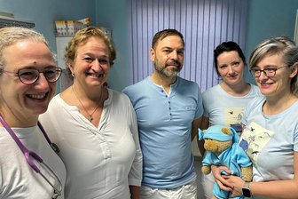 Aus der Netzschkauer Hausarztpraxis Georgi wird die Praxis Berauer - das ist der Grund - Das Praxisteam an der Netzschkauer Ferdinand-Freiligrath-Straße von links: die Ärztinnen Janine Berauer und Cornelia Georgi sowie Jens Dienst, Anne Ußfeller und Manuela Stark vom medizinischen Fachpersonal der Praxis.