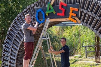 Aus der Sandgrube wird die Klanggrube - Nick Oelsch (rechts) und Frank Hauptmannl gehören zum Team der Klanggruben-Macher. Foto: Markus Pfeifer
