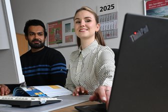 Aus der Theorie in die Praxis: Diese Frau hilft TU-Absolventen aus dem Ausland bei der Suche nach einem Job - Jette Dietrich von der Arbeitsagentur berät Maschinenbauer Kishan Jinwala über seine Jobchancen in Chemnitz.