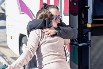 Aus der Ukraine ins Erzgebirge: Helferin froh über Hilfsbereitschaft - Als am 3. März ein Bus mit Geflüchteten Frauen und Kindern in Herrmannsdorf eintraf, war Nicole Borisuk froh, diese wohlbehalten wiederzusehen. Sie hatte von Deutschland aus über den Verein "Lebendige Hoffnung" die Flucht mit organisiert.