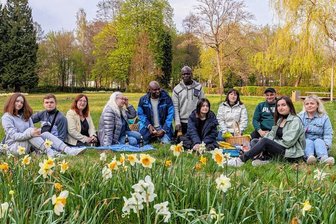 Aus der Ukraine ins Vogtland geflohen: Wie es sich lebt in einem neuen, fremden Land - "Freie-Presse"-Redakteurin Cornelia Henze (Dritte von links) lud im Frühjahr 2022 "ihre" Familie zum Picknick im Rodewischer Park: Olha, Vadym, Viktoriia, David, Nicholas, Alona, Tetiana, Oleksandr, Anna und Valentyna. Innerhalb eines Jahres besuchen einige Deutschkurse, arbeiten, haben eine Ausbildung begonnen, streben ein Studium an. Drei haben Deutschland wieder verlassen. Drei Frauen wollen so bald wie möglich wieder nach Charkiw.
