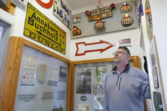 Aus diesem einstigen Museum im Erzgebirge verschwinden die letzten Raritäten - Stolz und Wehmut sind Sven Rost beim Ausräumen des Nummernschildermuseums in Großolbersdorf gleichermaßen anzumerken.