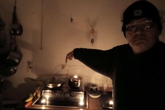 „Aus diesem Grund ziehen wir ins Erzgebirge“ – Wie ein Noch-Berliner den Blackout erlebte - Alles dunkel, nichts geht mehr: Mit einem Spiritusbrenner und Teelichtern hielt sich Carlheinz Brunner während des Stromausfalls im Berliner Südwesten über Wasser.
