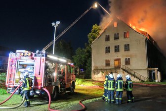 Aus dieser Ruine im Erzgebirge soll nun ein Hotel werden - In dem leer stehenden Haus an der Schwefelwerkstraße in Johanngeorgenstadt war im Juli 2021 ein Brand ausgebrochen.