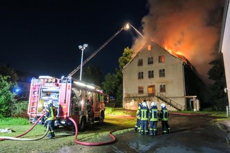 Aus dieser Ruine im Erzgebirge soll nun ein Hotel werden - In dem leer stehenden Haus an der Schwefelwerkstraße in Johanngeorgenstadt war im Juli 2021 ein Brand ausgebrochen.