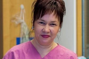 Aus drei mach einen - Einer der aufregendsten Plätze für Kinderkrankenschwester Silke Manthey-Wanecek: die Frühchenstation im Universitätsklinikum Carl Gustav Carus in Dresden. "Wie sich dank Fortschritten in Medizin und Pflege hier kleine Menschen entwickeln, ist eine Freude. Auch die älteren Kinder, die wir betreuen, geben uns viel Lebensfreude zurück." Vor 24 Jahren hat Silke Manthey den Beruf erlernt, heute unterrichtet sie den Nachwuchs an der krankenhauseigenen Carus Akademie. Kinderkrankenpfleger sind für sie Psychologen, sie müssen einfühlsam sein, beobachten und die Eltern begleiten. "All diese Fähigkeiten erlernen wir nur durch eine spezielle Ausbildung."
