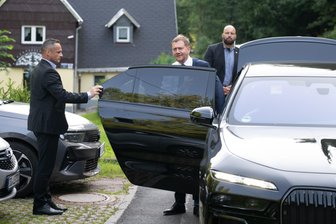 Aus drei mach eins: Wenn in Kretschmers Sachsen-Regierung nur noch eine Ministerin aufs E-Auto setzt - Sachsens Ministerpräsident Michael Kretschmer (CDU) steigt vor einem Termin im Besucherbergwerk Zinnwald aus seinem Dienstwagen – einem Diesel.