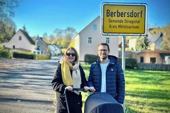 Aus Dresden nach Striegistal: Darum zieht ein junges Ehepaar von der Großstadt aufs Dorf - Katharina und Alexander Eisenbraun sind von Dresden in die Gemeinde Striegistal in Mittelsachsen umgezogen. Mit der Geburt ihres Sohnes Carl hat nun eine neue Lebensphase der Familie begonnen. 