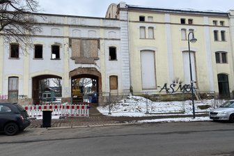 Aus ehemaligem Club in Chemnitz werden exklusive Wohnungen - Das ehemalige Voxxx an der Horst-Menzel-Straße. Ein Teil der Toreinfahrt wird abgerissen, soll später aber wieder originalgetreu aufgebaut werden.