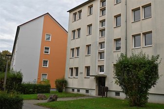 Aus einem Euro mache 399.000 Euro: Privater Investor will Wohnblock in Rochlitz schon wieder verkaufen - Der komplette Hauseingang Am Regenbogen 11 in Rochlitz wurde erst vor knapp zwei Jahren verkauft und steht nun für einen deutlich höheren Preis wieder zum Verkauf. Die Wohnungen stehen leer.