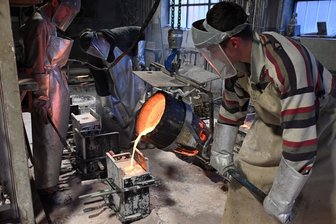 Aus einem Guss: Wie die Kunstgießerei der Gebrüder Ihle in Dresden Kunst in Form bringt - Artjom Riffel, Christian Baumgärtel und Oskar Finke (von links) hoch konzentriert beim Bronzeguss in der Kunstgießerei Gebrüder Ihle in Dresden.