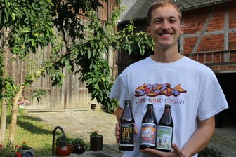 Aus einem Vierseitenhof macht er einen Bierseitenhof: Junger Vogtländer verwirklicht seinen Lebenstraum - Oskar Pögl zeigt stolz seine drei Biersorten: Lager hell, Bernstein Weizen und Frühlings Bock.