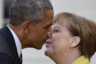 Aus einer anderen Zeit: Merkel und Obama treffen sich in den USA - 2016: Als Bundeskanzlerin begrüßt Angela Merkel (CDU,r) den damaligen US-Präsidenten Barack Obama am Schloss Herrenhausen.