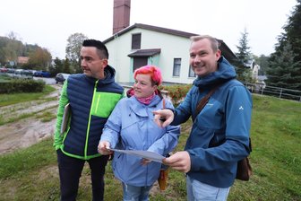 Aus einer Idee wird Wirklichkeit: Wie in Niederbobritzsch der Biberplatz für alle Generationen entsteht - Bürgermeister René Straßberger, Susan Klimmer und Martin Schneider (v. l.) schauen sich den künftigen Biberplatz am „Goldenen Löwen“ in Niederbobritzsch genau an.