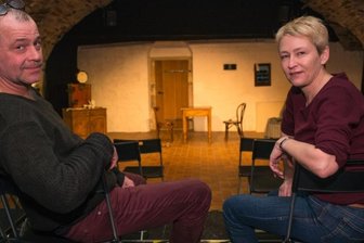 Aus Enttäuschung nach Madeira - Anna Silke Röder und Andreas Unglaub sitzen im leeren Zuschauerraum. Erneut musste ihr Schlosstheater in Augustusburg schließen. Jetzt sind beide vorerst nach Madeira geflüchtet.