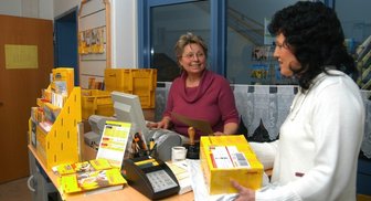 Aus für drei auf einen Streich - 
              <p class="artikelinhalt">Inge Krista (l.) betreibt in ihrem Geschäft in der Kurhauspassage von Thermalbad Wiesenbad auch eine Postagentur. Doch zum Leidwesen von Kunden wie Constanze Barth soll diese in einen sogenannten Verkaufspunkt umgewandelt werden, in dem es nur noch Marken gibt. </p>
            