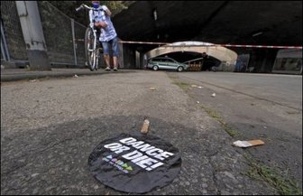 Aus für Loveparade nach Massenpanik in Duisburg - "Tanz' oder stirb" steht auf einem Aufkleber, der nach der tödlichen Massenpanik in Duisburg vor dem Tunnel zum Loveparade-Gelände auf dem Boden liegt. Nach der Massenpanik bei der Love-Parade in Duisburg mit 19 Toten wird die Veranstaltungsreihe nach Angaben von Organisator Rainer Schaller beendet.