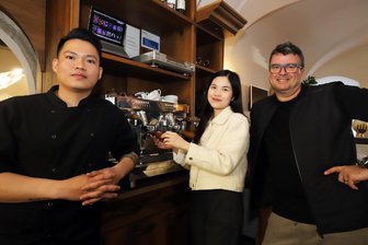 Aus Freiberger „Genussbar by Ronny Löser“ wird Restaurant „Ha Mi“: Fusion aus europäischer und asiatischer Küche - Ronny Löser, Thi Ha Phuong Le und Küchenchef Dat (v. r.) im neuen Restaurant „Ha Mi" im Hotel Freyhof Freiberg.