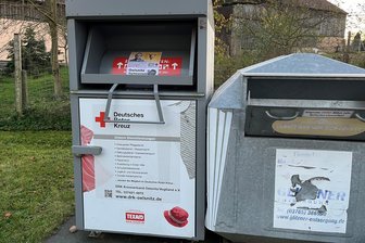 Aus für 100 Altkleider-Container im Vogtland: „Markt für Alttextilien zusammengebrochen“ - Sämtliche Altkleidercontainer des DRK im oberen Vogtland - wie hier in Triebel - werden bis Ende Dezember verschwunden sein.
