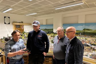 Aus für beliebte Chemnitzer Modellbahnschau? - Jeden Dienstag treffen sich die Modellbahner in ihren Clubräumen in der Blankenauer Straße. Der Zweite von links ist der Vereinsvorsitzende Martin Jobst.