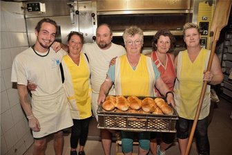 Aus für berühmte Semmeln: Taltitzer Landbäckerei schließt nach 95 Jahren - Ein letztes Mal Semmeln: Chefin Susanne Troll (Mitte) von der Landbäckerei Troll in Taltitz und ihre Mitarbeiter (von links) Johannes Ruster, Heike Schreckenbach, Christian Schaller, Bianka Voigt und Aline Zirnstein. Am Samstag, 17. Juni schließt der Familienbetrieb.