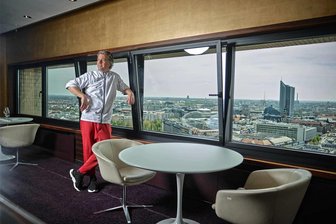 Aus für das „Falco“: Sachsens einziges Zwei-Sterne-Restauraunt schließt - Küchenchef und Patron Peter Maria Schnurr hat das Restaurant „Falco“ über den Dächern Leipzigs mit seinem Team seit 2005 aufgebaut: Ohne ihn hätte es dieses Edelrestaurant in dieser Form nie gegeben.