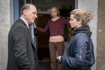 Vorläufiges Aus für den Sachsen-Tatort: „Alle Beteiligten sind schockiert und entsetzt“ - Szene aus dem Tatort „Nachtschatten“ aus Dresden: Peter Schnabel (Martin Brambach, li.) und Leonie Winkler (Cornelia Gröschel, re.) ermitteln bei einem Verdächtigen; Mareike Klann (Mélanie Fouché) öffnet die Tür.