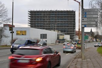 Aus für elektronisches Parkleitsystem in Zwickau: Innenstadthändler kritisieren die Entscheidung - Bei der Suche nach einem Parkplatz helfen in Zwickau auch weiterhin nur die statischen Schilder am Fahrbahnrand. Ein elektronisches Parkleitsystem lehnten die Räte ab.