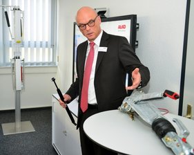 Aus für fast 70 Beschäftigte: Rückzug von Al-Ko kommt überraschend - Geschäftsführer Gerhard Rank zeigte im Februar 2020 beim Kommunaltag neue Dämpfungsfedern aus der Produktion der Al-Ko Dämpfungstechnik GmbH in Seifersbach.