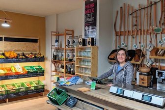 Aus für FKK-Unverpackt-Laden in Chemnitz: Brühl verliert wieder ein Geschäft - Der Unverpackt-Laden auf dem Brühl in Chemnitz schließt Mitte Februar. Mitarbeiter wie Tina Bernecker (38) ziehen aber mit in das andere Geschäft auf dem Sonnenberg um.