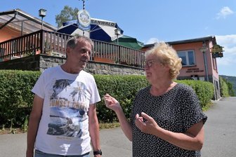 Aus für Gartenheim in Aue: "Kürbisschenke" schließt zum Jahresende - Frank Scholze, der Vorsitzende des Kleingartenvereins "Glück auf", bedauert, dass das Vereinsheim (hinten), auch Kürbisschenke genannt, Ende des Jahres schließt. Veronika Auerswald geht in den Ruhestand. 