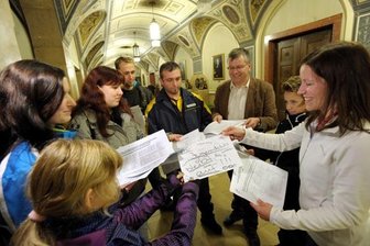 Aus für Jugendklubs am Stadtrand von Chemnitz - ugendliche aus Einsiedel übergeben im Rathaus Unterschriften für den Erhalt des Jugendklubs in dem Stadtteil. Das Jugendamt hatte dem Träger der Einrichtung angekündigt, dass sie im nächsten Jahr keine Zuschüsse mehr erhält. Betroffen ist ebenfalls der Jugendklub in Glösa.