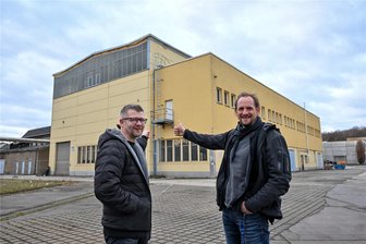 Aus für Neubau am Konkordiapark: Wie geht es weiter mit der Skaterhalle? - Alexander Beck (links) vom Team der Druckbude des AJZ und Steve Tietze, Geschäftsführer der Schönherrfabrik vor einer Halle im hinteren Teil des Geländes. In dieses Gebäude soll die Skatehalle einziehen.