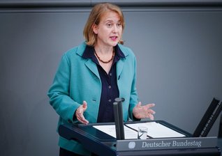 Bundesfamilienministerin Lisa Paus feiert das geplante Ende des sogenannten Werbeverbots für Abtreibung als einen "Triumph". Auf diese Weise werde die Selbstbestimmung von Frauen in Deutschland gestärkt, sagte die Grünen-Politikerin der dpa.