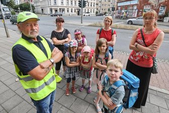 Aus für Schulweghelfer an Chemnitzer Schulen: „Sicherheit darf kein Kostenfaktor sein“ - Seit neun Jahren bringt Schulwegbegleiter Stephan Fink Schüler der Schloßgrundschule sicher zum Unterricht und nachmittags zurück in das Viertel, in dem sie zu Hause sind. Ab kommendem Schuljahr müssen sie allein zurechtkommen.