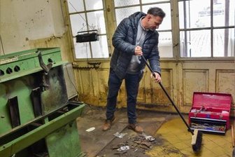 Aus für Schuster in Werdau: Steinpleiser räumen Werkstatt aus - Pierre Dawid beräumt die alte Schuster-Werkstatt.