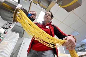 Aus für Spaghetti-Schule in Taura: Was wird aus Nudelfabrik samt Restaurant in Burgstädt? - Diana Grincho bei der Herstellung von Spaghetti in der Nudelmanufaktur in Taura. Weil Nachfrage und Umsatz steigen, plant sie eine Erweiterung. Noch liegen die Pläne auf Eis - auch für ein Restaurant.
