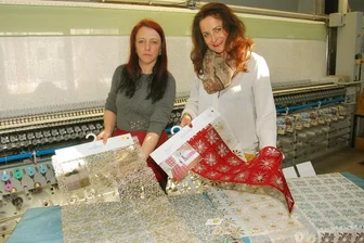 Aus für Stickperle Falkenstein: Unternehmen stellt Geschäftsbetrieb ein - Noch im Frühjahr 2016 präsentierte Geschäftsführerin Angelika Bauer (rechts) die neue Herbstkollektion - hier im Bild mit Stickerin Manuela Hendel. Jetzt steht das Unternehmen vor dem Aus.