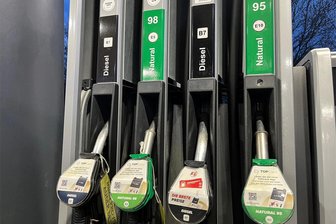 Aus für Super E5 in Tschechien: Wo es das beliebte Benzin hinter der Grenze dennoch weiterhin gibt - An den Zapfsäulen ist klar gekennzeichnet, ob es sich um E5 oder E10 handelt. Wer in Weipert weiter Kraftstoff mit einem niedrigen Bioethanol-Anteil tanken möchte, muss zu einer teureren Sorte mit 98 Oktan wechseln.