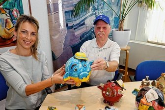 Aus Gersdorf geht ein Sparschwein mit 2000 Euro im Bauch auf die Reise in die Ukraine - Hobbytöpfer Reiner Legies hat sein gut gefülltes Ukraine-Sparschwein an Melissa Scheffler vom Verein "New Projects" übergeben. 