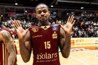 Aus Gerüchten wird Gewissheit: Ty Brewer verlässt die Niners Chemnitz – kommt jetzt ein Publikumsliebling zurück? - Das Spiel gegen Trier war das letzte für Ty Brewer im Dress der Niners Chemnitz. Die typische Geste nach Siegen wirkte dieses Mal nicht ganz so euphorisch.
