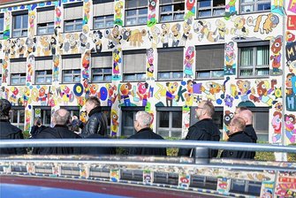 Aus grau mach bunt: Eine Schulfassade nach Fischer-Art in Freiberg - Großer Bahnhof: Am Dienstag wurde die mit einem Wandbild gestaltete Fassade des Förderzentrums "Käthe Kollwitz" auf dem Wasserberg in Freiberg übergeben. Landrat Dirk Neubauer, OB Sven Krüger (beide parteilos) und die Freiberger Bergsänger waren mit dabei.